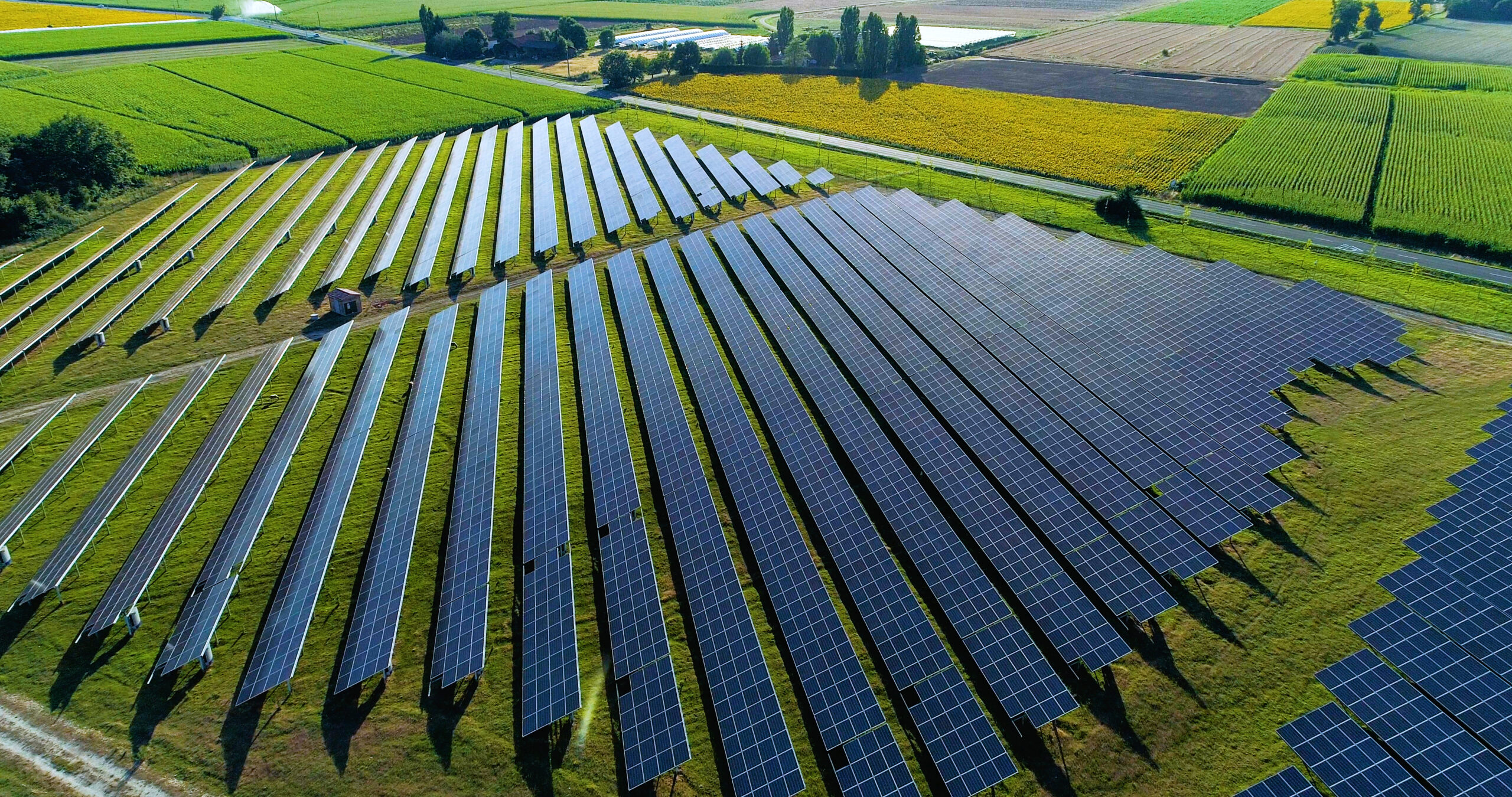 Champs solaires avec panneaux solaires