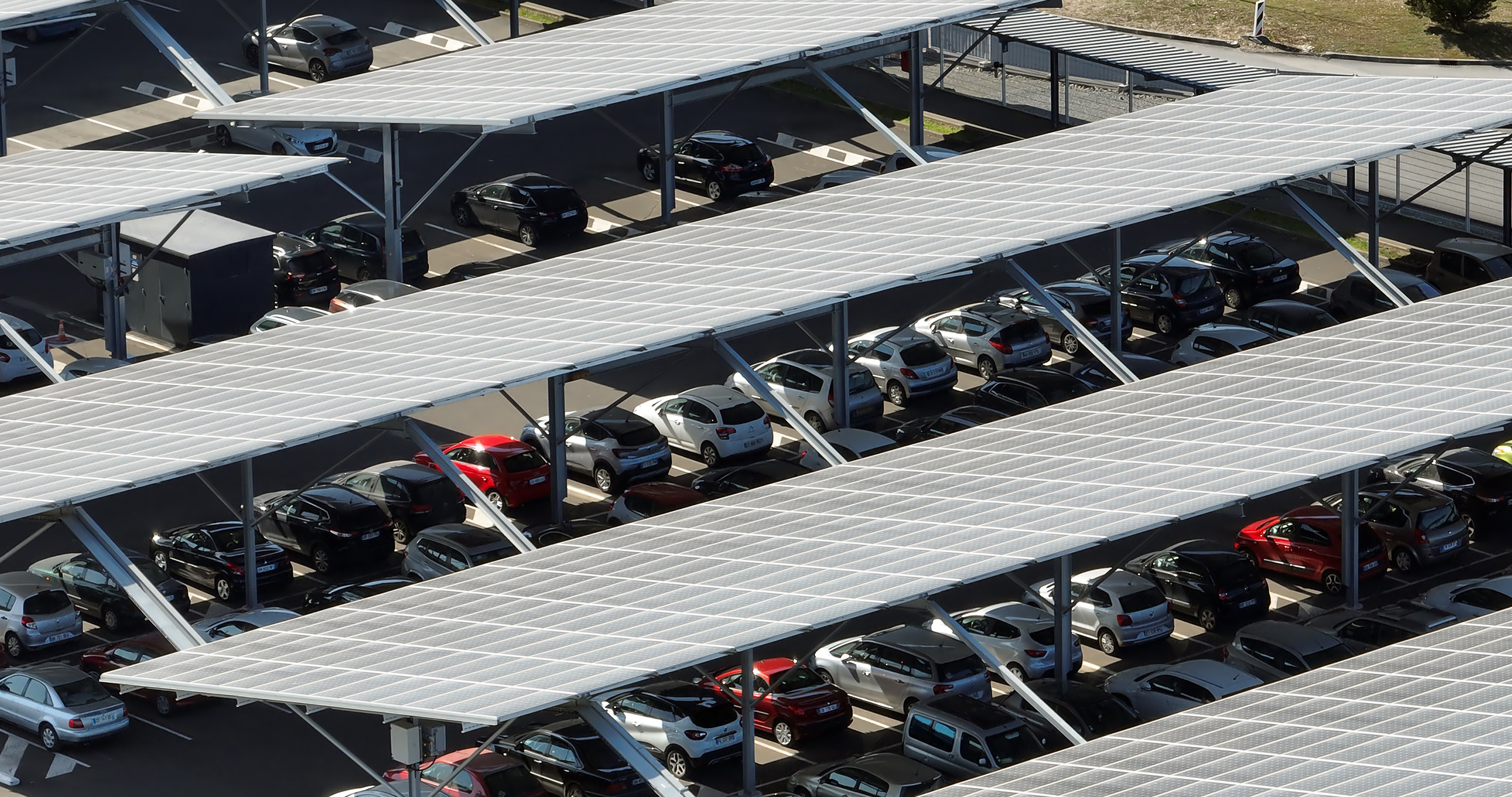 Ombrières avec panneaux solaires